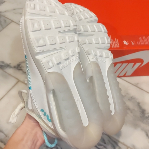 Nike Women's Air Max 2090 - Picture 2 of 7